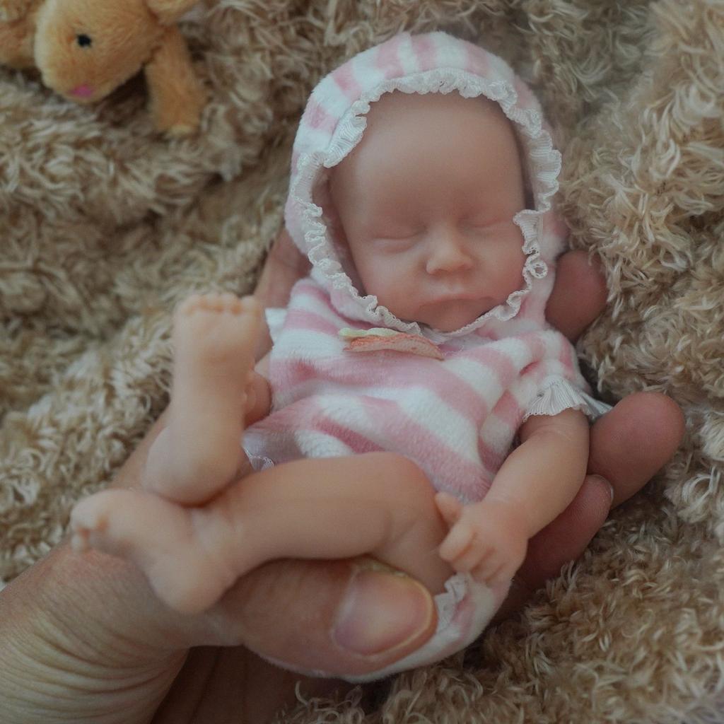 Lebensechte 6-Zoll-Handflächen-Wiedergeborene Baby-Mädchen-Puppe Levi Vollvinyl-Körper Geschlossene Augen Neugeborenen-Puppe Realistisches Dekompressionsspielzeug Baby-Puppen für Kinder Geburtstagsgeschenk