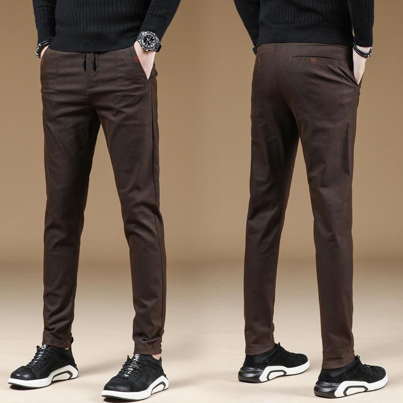 Lätt lyxiga och moderiktiga herrars vardagsbyxor med fyrvägs stretch, raka ben, enkla byxor, lediga herrbyxor