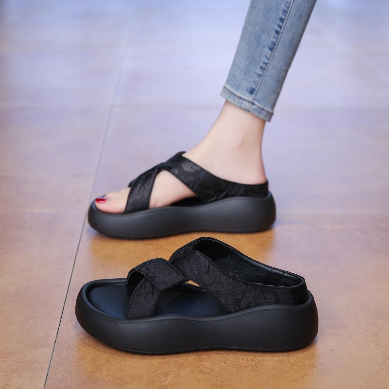 Cool slippers women's summer wear 2025 new thick-soled beach sandals fashion pregnant women's high sense one-word drag