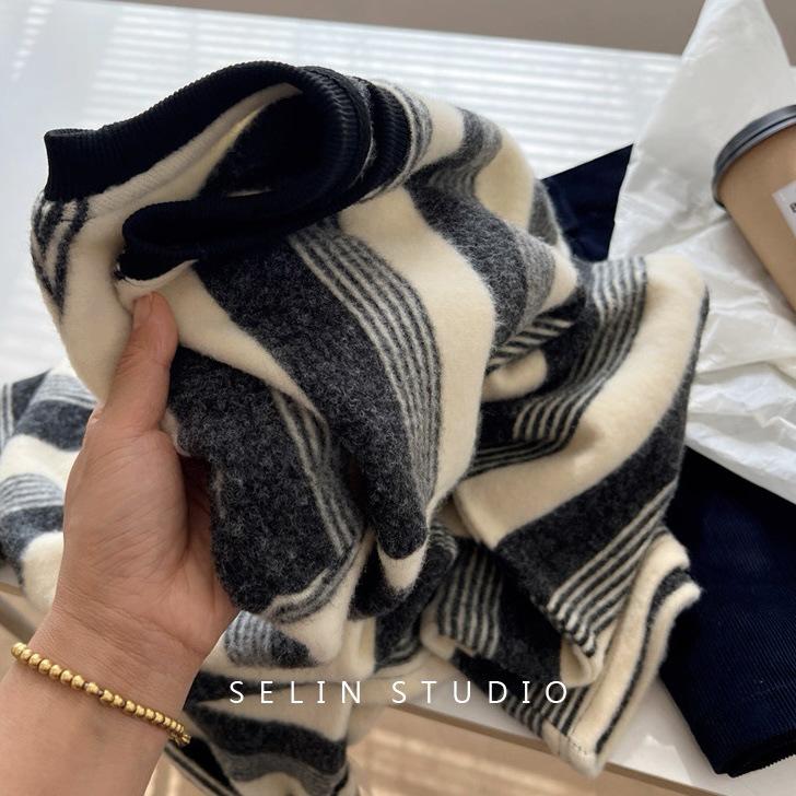 Women's Retro Striped Knit Long-Sleeve T-Shirt - Age-Defying, Loose Fit, Autumn/Winter Base Layer, Casual Style.