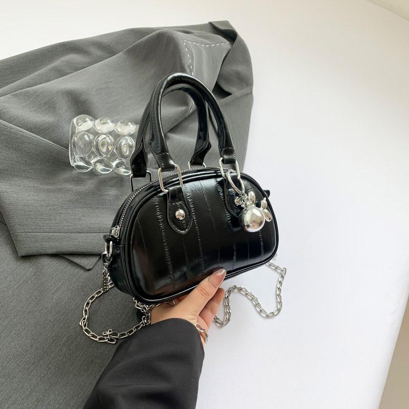 

2024 летняя новая нишевая простая сумка-сумка модная простая модная сумка-ракушка модная повседневная сумка через плечо Without pendant чёрный