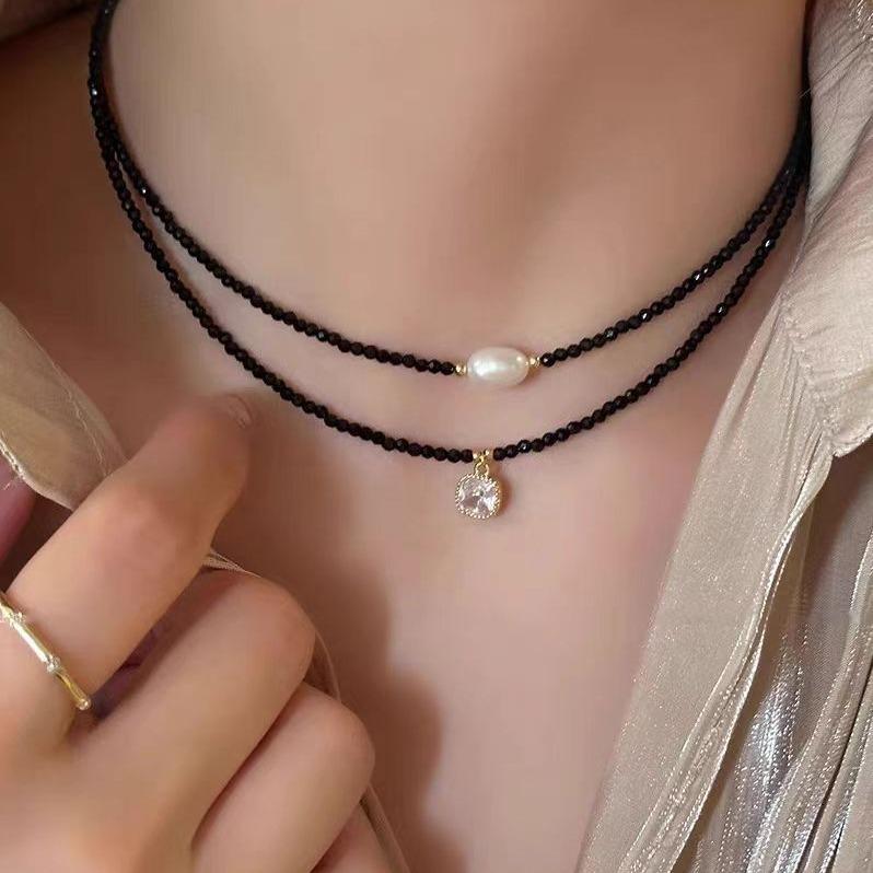 Schwarzer Spinell Perle Schlüsselbeinkette einfache Retro Halskette Damen leichte Luxus Nische Perlen Choker Halskette Zubehör