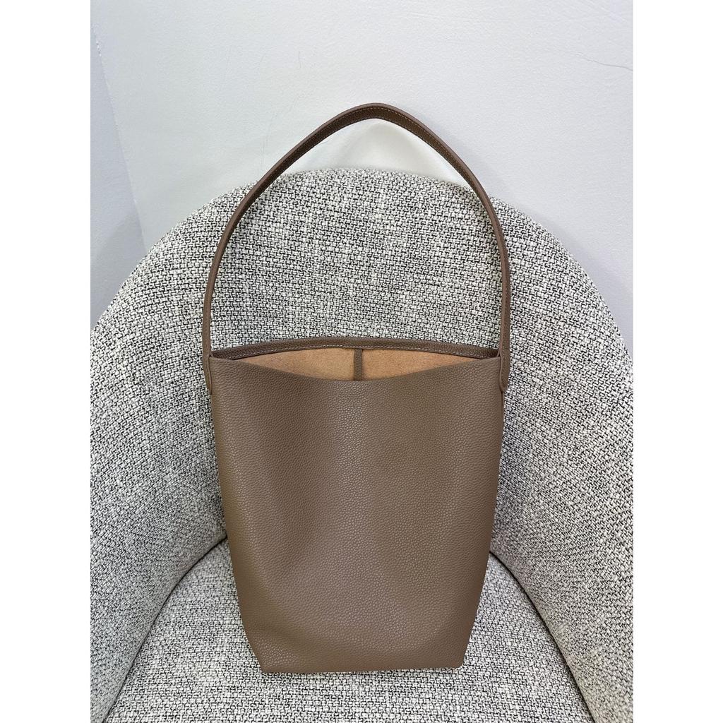 Nova bolsa de balde Row de grande capacidade em couro para mulher estilo minimalista TR com padrão de lichia bolsa tote portátil de ombro para o dia a dia