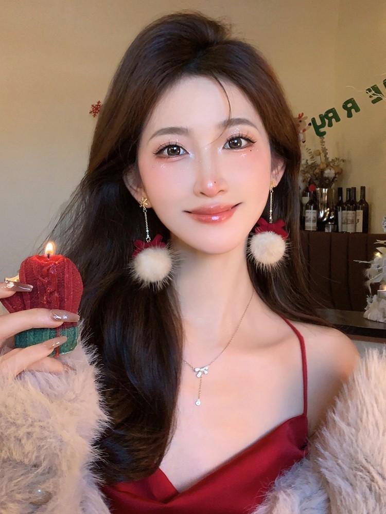 Autumn and winter Christmas zircon snowflake pearl necklace niche fashion temperament neck chain high-end versatile jewelry