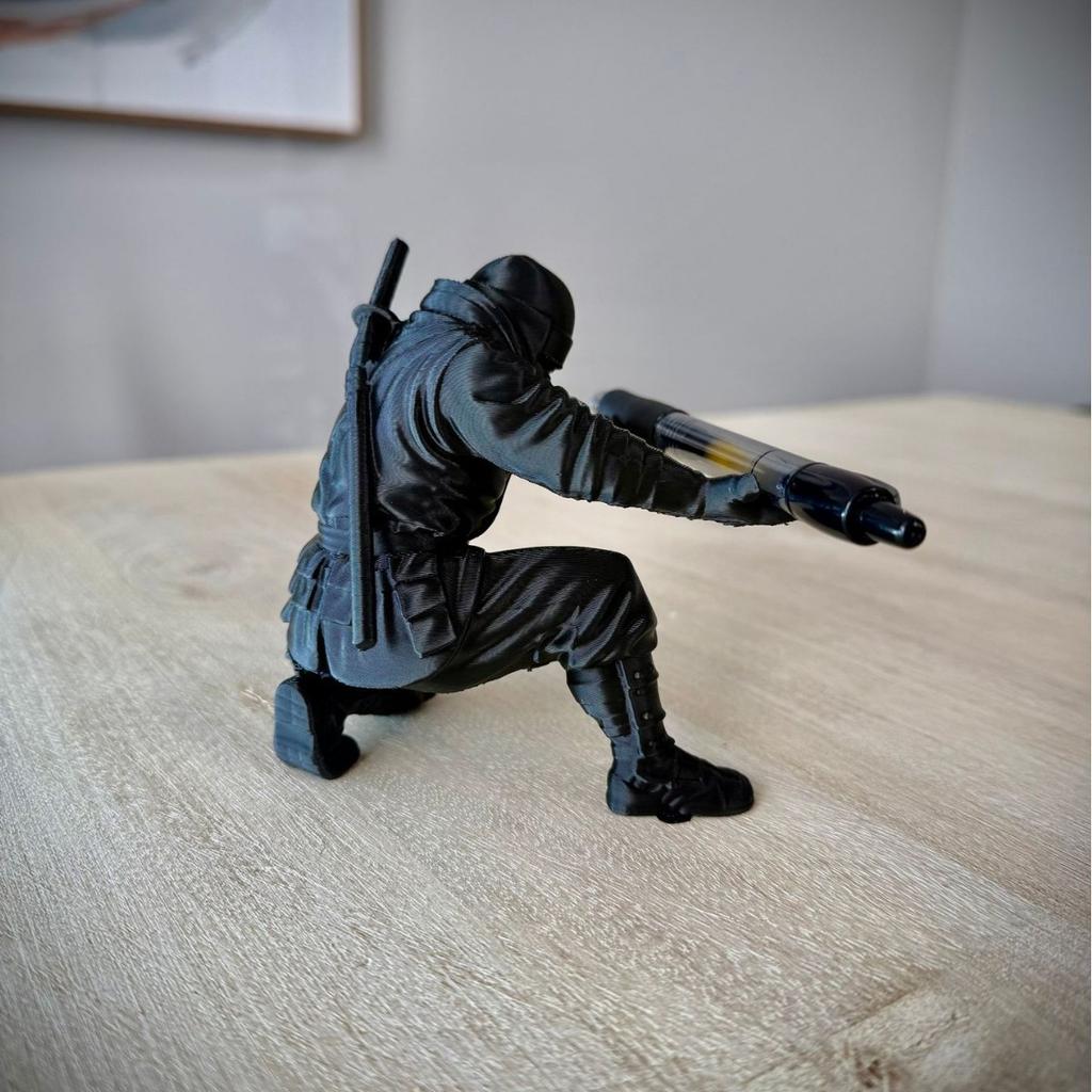 (9*7.8cm) Organizzatore Cool Stampato 3D Portapenne Ninja Supporto Miniatura per Penne Ornamento Regalo Creativo Decorazione Moderna per Scrivania