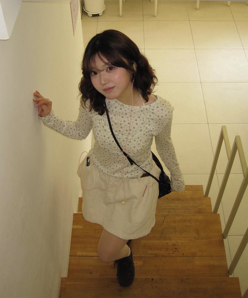 AWESOME STUDIO Flower Pattern Layered Top Light Beige