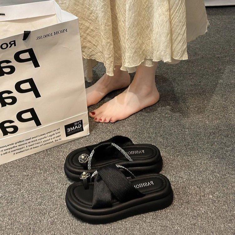 

Beautiful slippers women s outer wear summer 2025 new French camellia thick-soled cover toe cool slippers soft-soled beach shoes 40 чорний