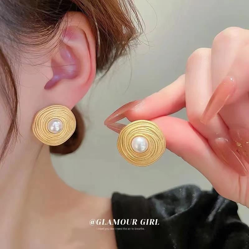 

Silver needle retro new Chinese design sense pearl stud earrings female, high sense temperament winding texture circle earrings золотой