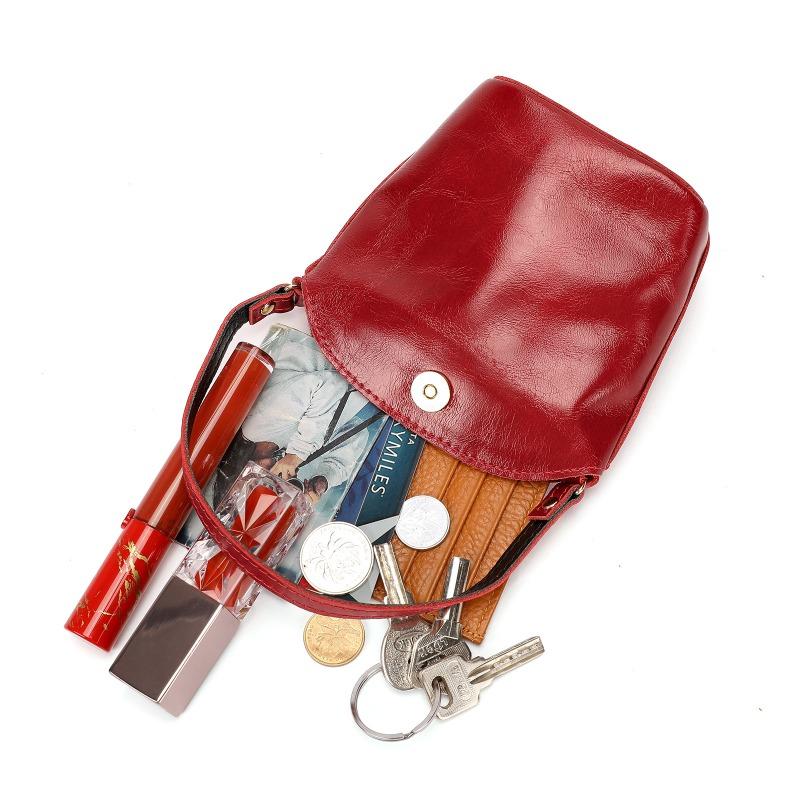 Torebka do ręki z prawdziwej skóry, wykonana z licowej skóry bydlęcej, emanuje wysokiej klasy i niszowym charakterem.