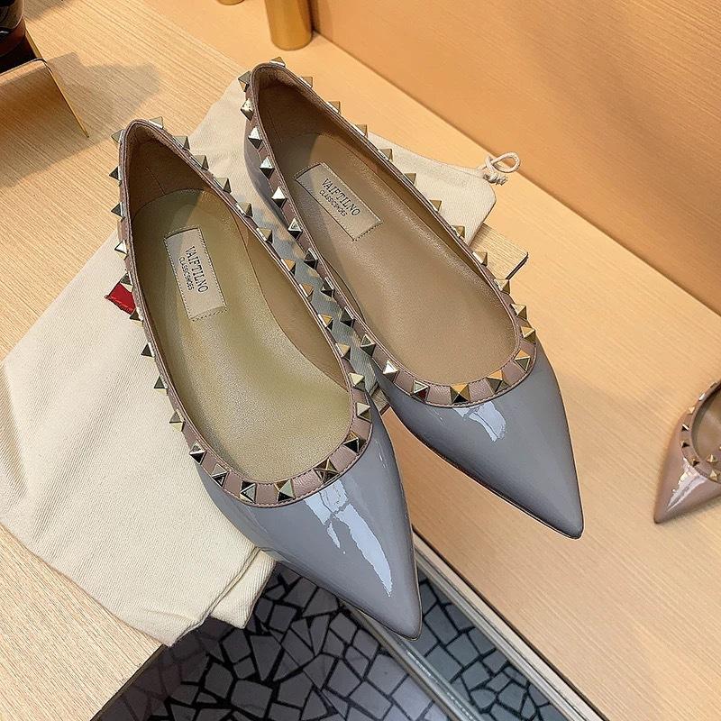 Spring new V home rivet flat shoes women's versatile soft sole temperament Liuding shallow mouth single shoes ladyshoes
