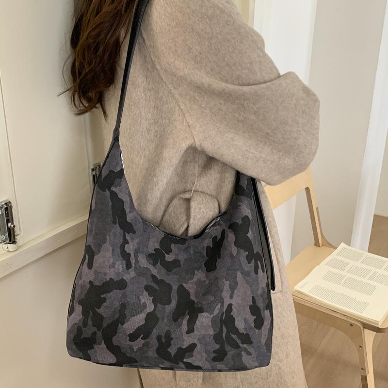 Leopard print canvas bag women's large capacity 2025 new autumn and winter versatile shoulder underarm bag college student class tote bag