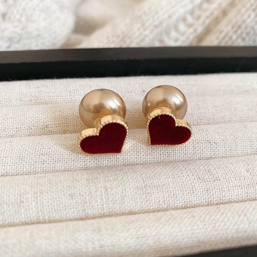 

Retro Silver Heart Stud Earrings - Elegant & Versatile Winter Fashion Accessory червоний
