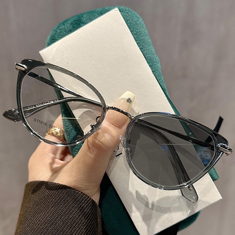 Retro Ultra Light Cat Eye Frame Photochromic Myopia Glasses High-end Color Changing Glasses Anti Blue Light Near Sight Glasses