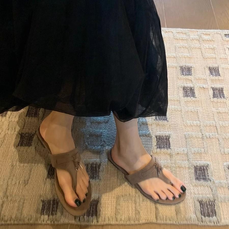 Lammfell! Flip-Flops sind dieses Jahr beliebt und können mit weichen Sohlen draußen getragen werden.