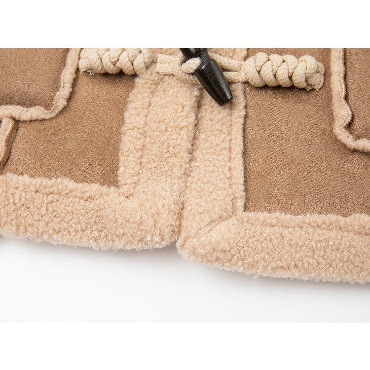 Winterwärme und Stil in einem trendigen, verdickten koreanischen Kurzmantel mit Kunstpelzbesatz, schaffen Sie eine coole und entspannte Atmosphäre.