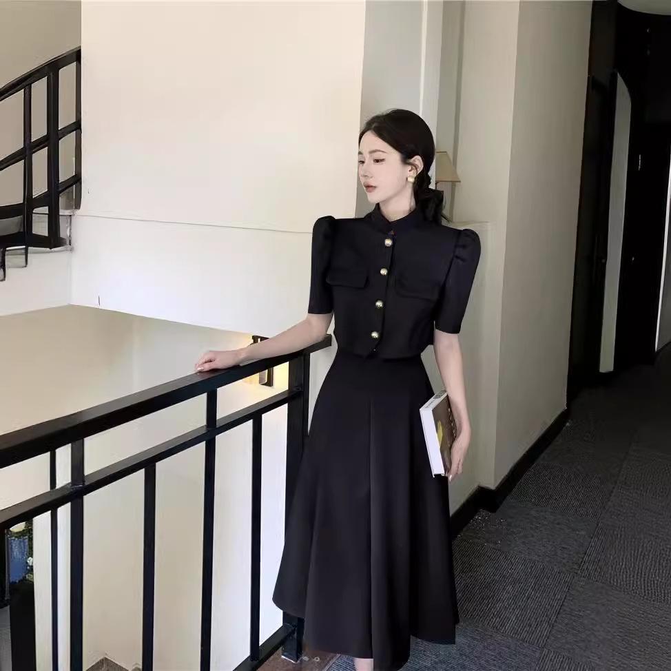 

Лето 2025 Модный костюм-двойка: Элегантная юбка в стиле знаменитостей для женщин — легкая, изысканная, королевская сущность. L