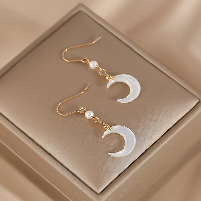 Fairy-style crescent mother-of-pearl earrings for women, natural pearl earrings, vintage charm, ultra-fairy ear accessories, new model Crescent-shaped mother-of