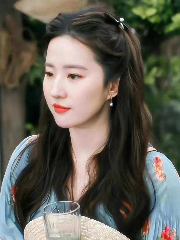 Go To A Windy Place, Liu Yifei Has The Same French Niche Literary And Retro Plain Circle Pearl High-End Earrings And Earrings.