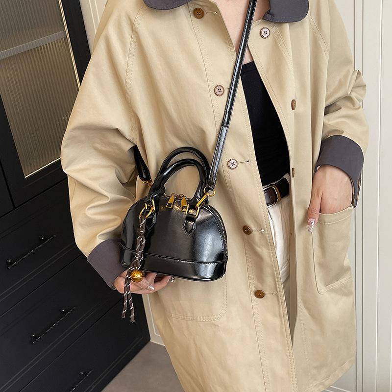 Die Handtasche ist modisch und retro, die Umhängetasche ist stilvoll und die Crossbody-Muscheltasche ist stilvoll