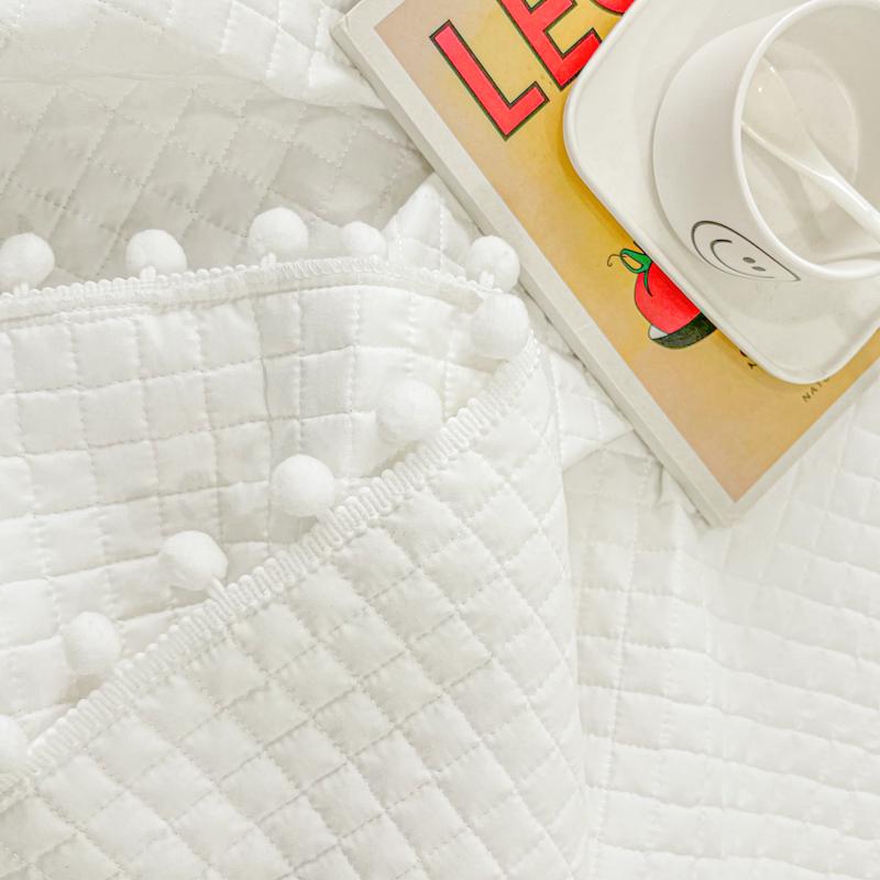 Kołdra pikowana w stylu Ins z białym brzegiem w kształcie kulek, narzuta, prana, jednolity kolor, styl koreańskiej księżniczki, letnia cienka kołdra 1/3 szt.