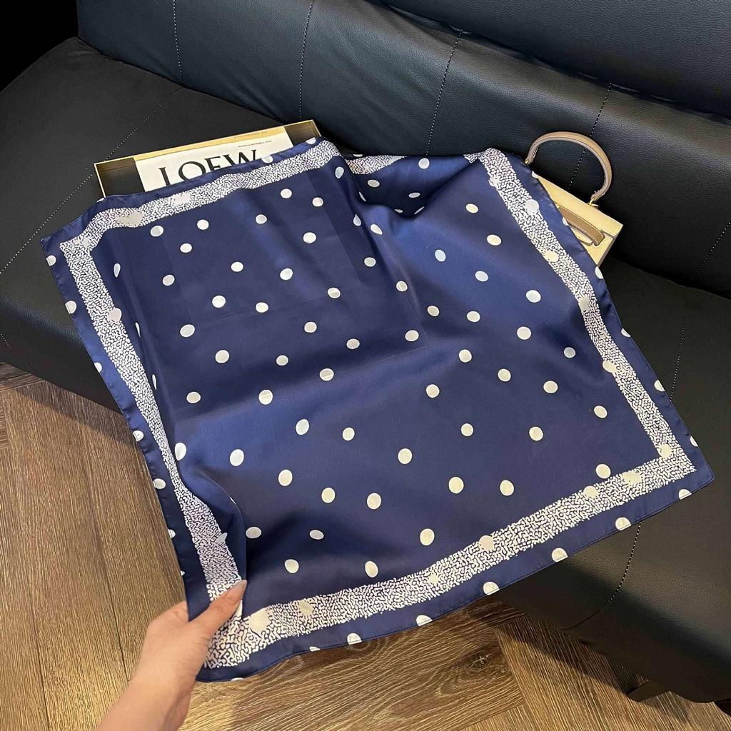 Simulated silk women's small square scarf, Korean cashew nut leopard print small silk scarf, headscarf, four-season scarf, professional scarf.