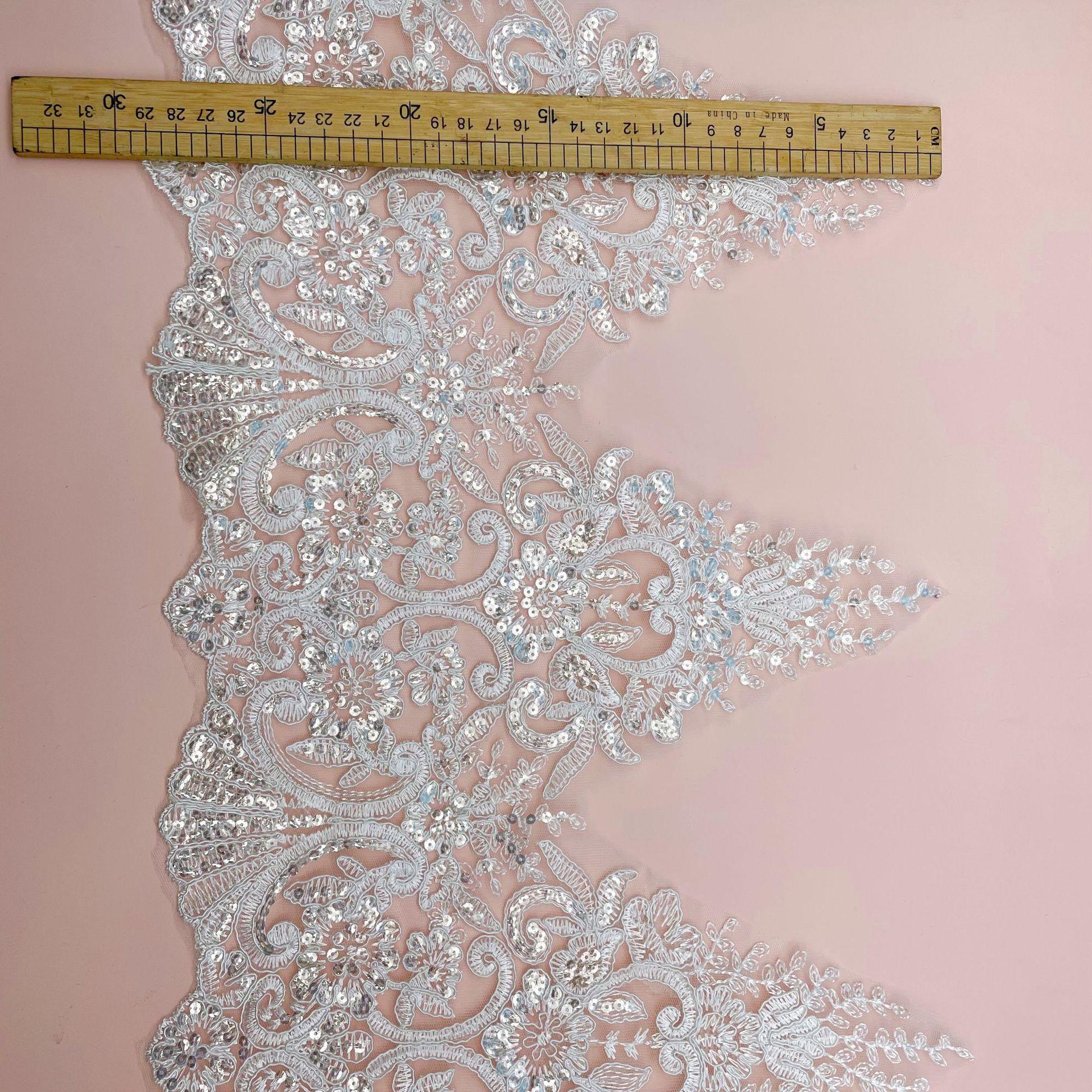 

Автомобильное костяное кружево костяная веревка вышивка пайетки кружево три-в-одном компьютерная вышивка бисер ширина 30 см Benbai + crystal piece/width 30CM