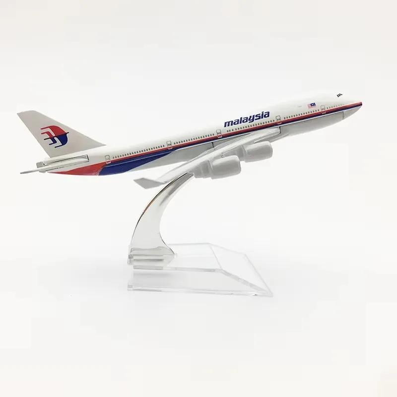 Model Plane 16CM 1:400 Scale 747 Alloy Metal Aircraft Model Malaysia airlines B747 With Aircraft Stand Collectible Gift Display