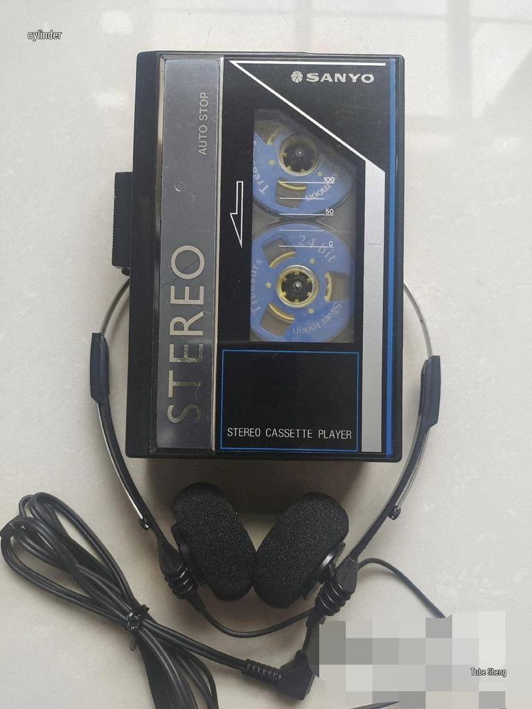 Casetofon Compact cu Roți Mari și Carcasă Transparentă