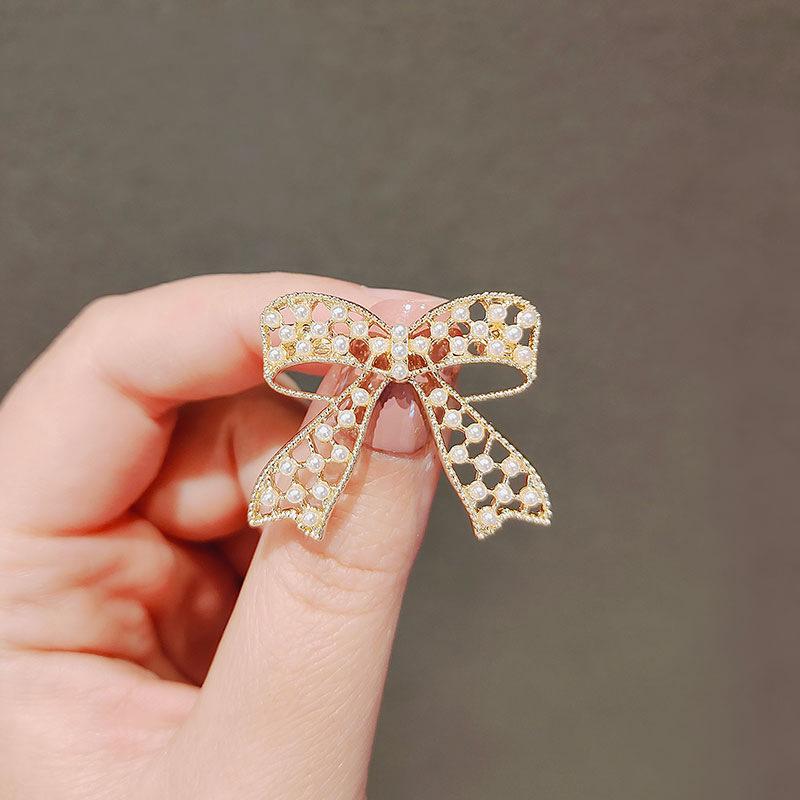 Bow Hollowed-out Bow Brooch Women's Fashion Light Luxury Imitation Pearl Pin Collar Pin Anti-glare Buckle Suit Accessory