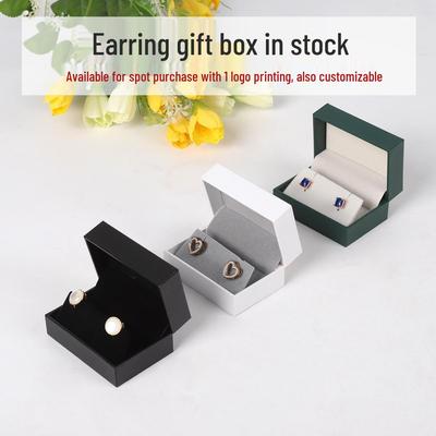 Creazione di gioielli e bijoux – Portagioie ed espositori per gioielli