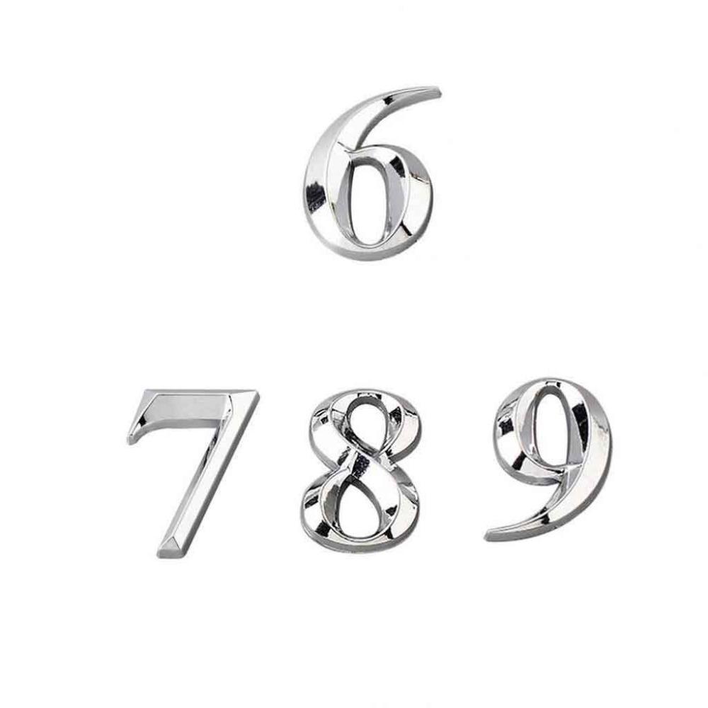 Błyszcząca tabliczka z numerem domu