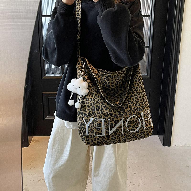 Internet Celebrity Armpit Bag Women 2025 New Korean Version Fashion Leopard Print Shoulder Bag Large Capacity Messenger Casual Bucket Bag