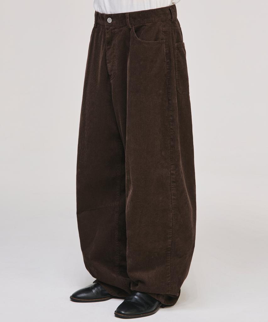 SIGNATURE Wide Curved Dart Corduroy Pants [Brown]