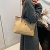 Stylish and simple shoulder messenger bag, textured large-capacity bag, women's new college student commuter tote bag