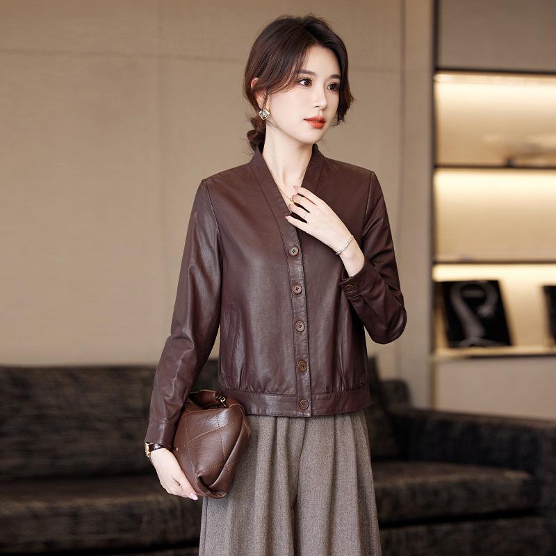 

Женская приталенная куртка из овчины с V-образным вырезом Medium коричневый