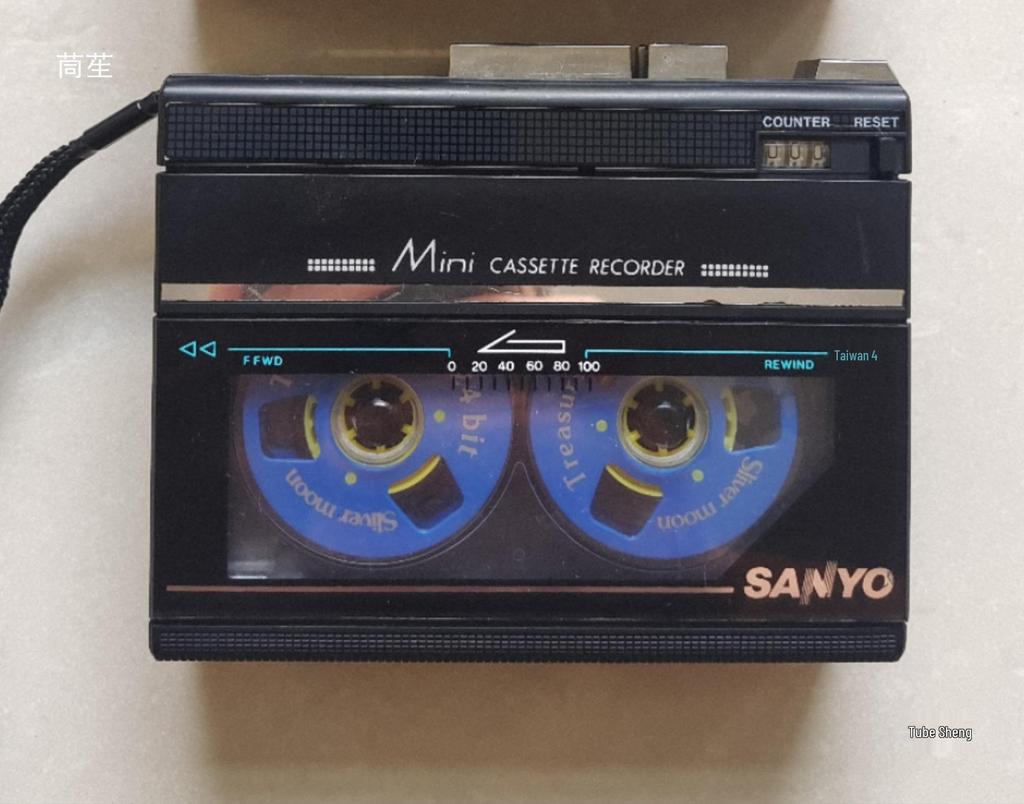 Casetofon Compact cu Roți Mari și Carcasă Transparentă