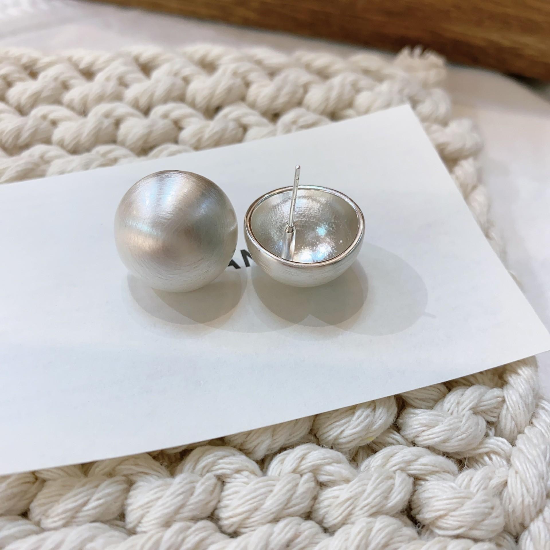 Серьги-гвоздики «Луна» с матовой поверхностью универсальны, просты, выполнены в дизайне «холодный ветер» и являются высококачественными серьгами.