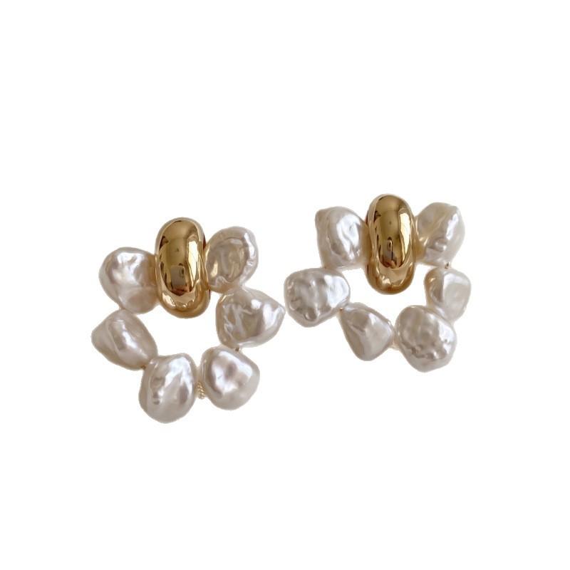 South Korea's new super fairy temperament pearl stud earrings women's light luxury small high-end sense metal stud earrings Internet celebrity ear
