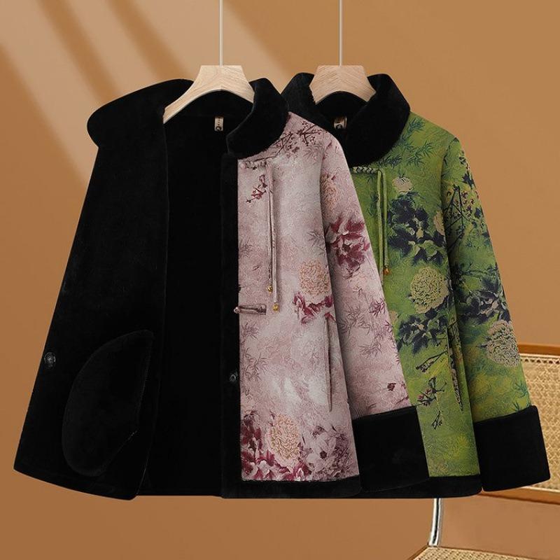 Middle-aged and old mothers wear woolen coats, grandma winter tops, and fleece old ladies' fur is integrated.