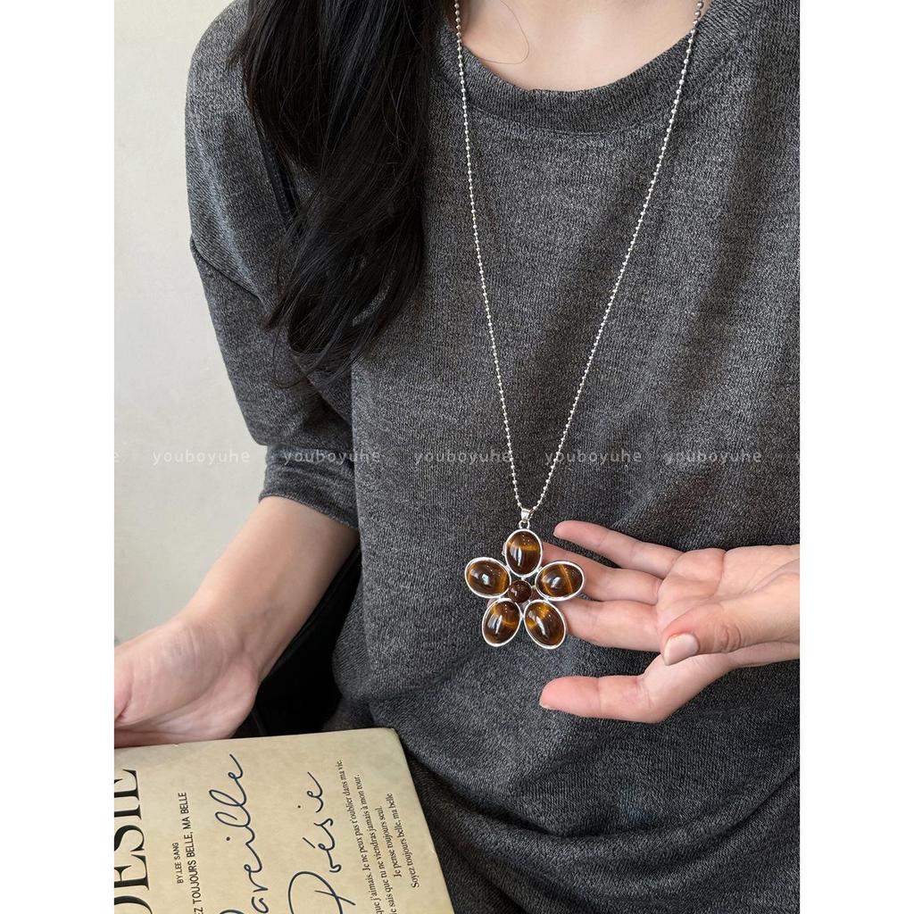 Blogger's Style: Meillard Tiger Eye Flower Pendant Necklace for Women - High-End, Long Sweater Chain with Unique Personality