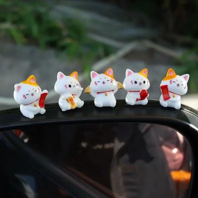 Lucky Cat Car Ornament Resin Crafts Dashboard Decor for Auto Interior Office Desk Home Decoration Cute Decoration DIY Gift