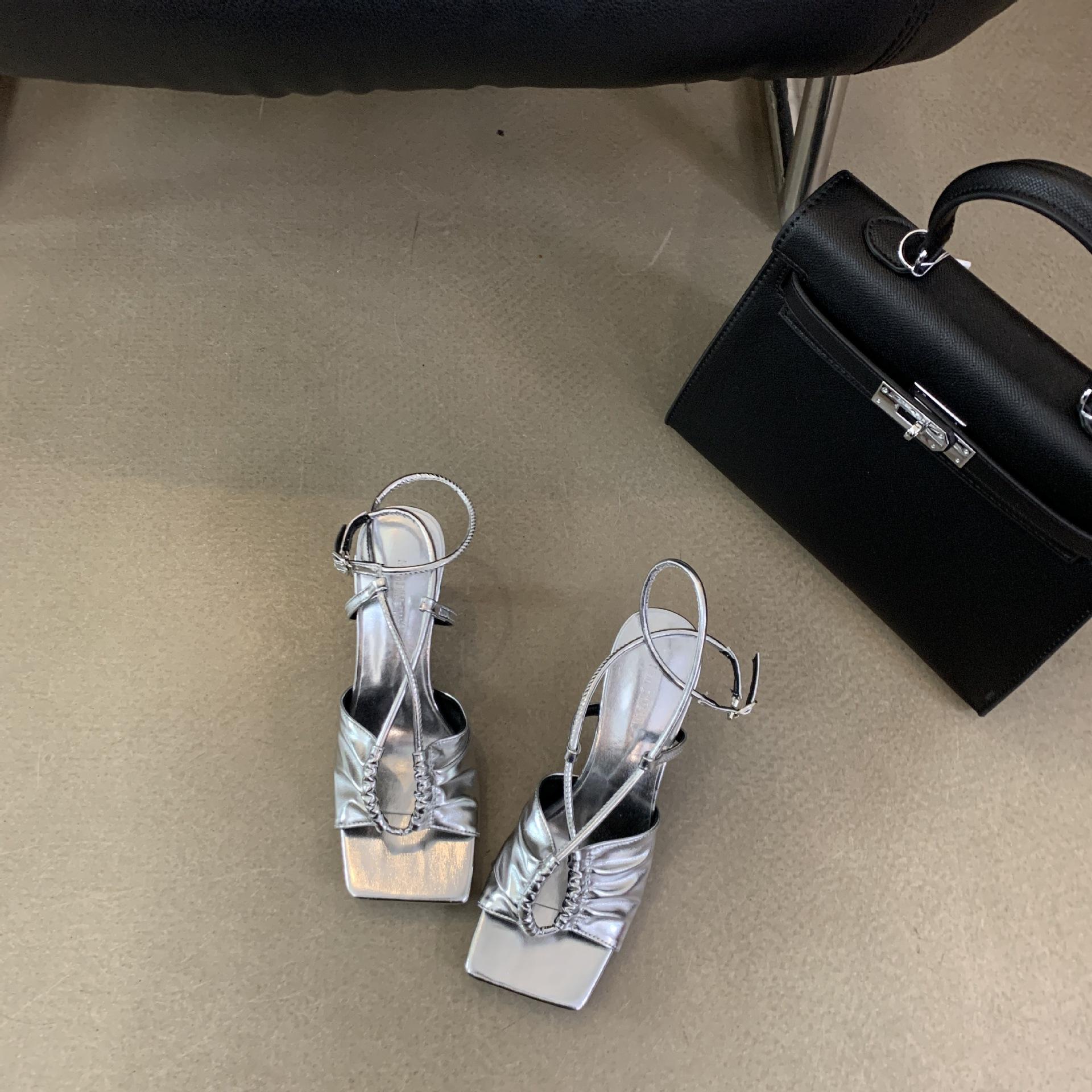 

Весна и осень 2025 года новые французские нишевые босоножки на высоком каблуке, темпераментные, с квадратным носком, с ремешком на пряжке, шпилька 39 серебряный