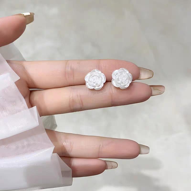 Simple and elegant versatile small fragrant style flower stud earrings women's versatile small fashion rose personalized trendy earrings