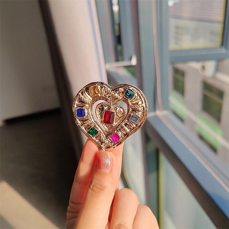 Vind Mode Retro Brosch Kärlek Överdriven Diamant Färgad Rockspänne Klädtillbehör Kristall Corsage