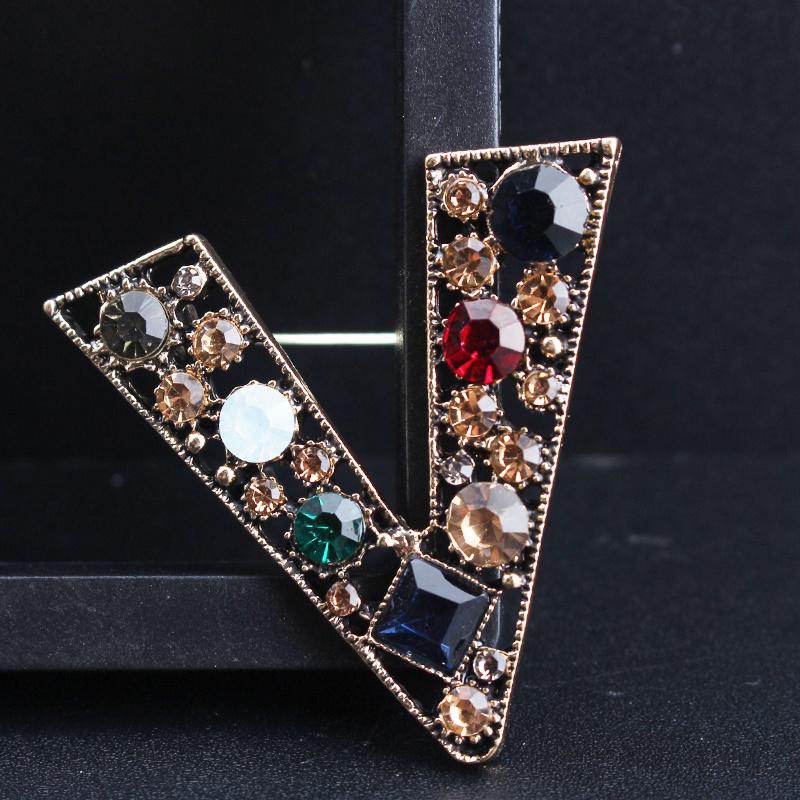 Retro temperament design sense hollow victory V-shaped brooch
