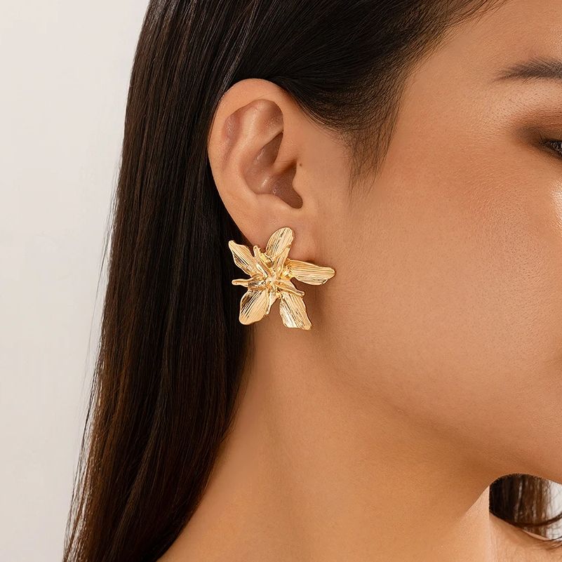 SHIXIN Neue Elegante Goldfarbene Blume Steckerohrringe für Damen Vintage Dreidimensionale Metall Blütenblatt Ohrringe Trendiger Schmuck Geschenk