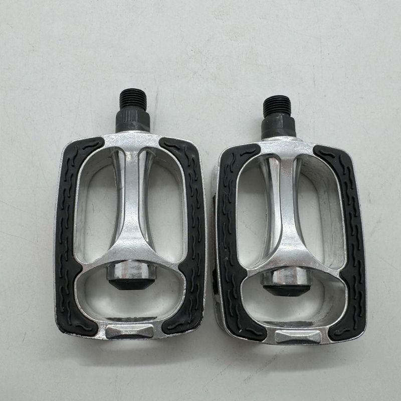 Retro Aluminum Alloy Bicycle Pedals Safety Non-Slip Bike Pedals Durable Reflective Strips Road Bike Pedals Outdoor Sports