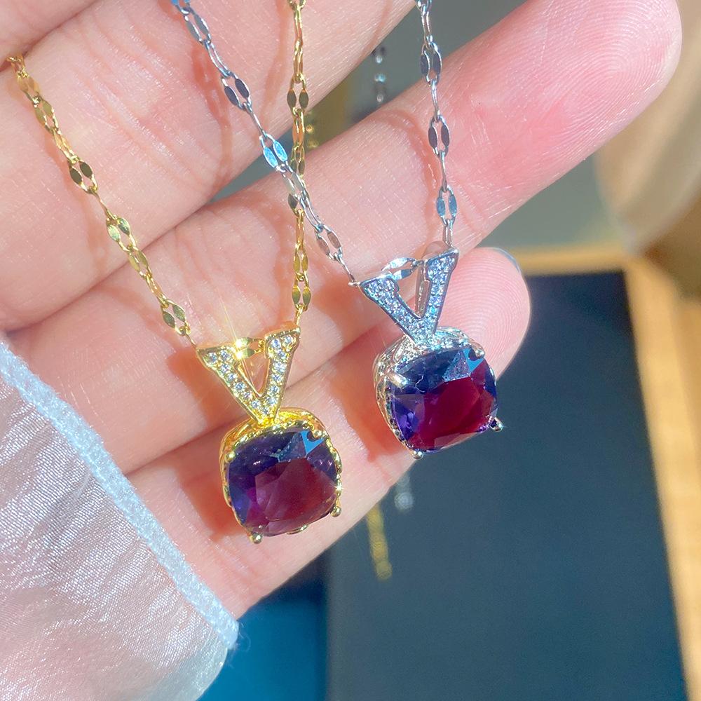 Explosive V-shaped Geometric Square Diamond Pendant Necklace for Women, Simple and Hot Selling Creative Collarbone Chain