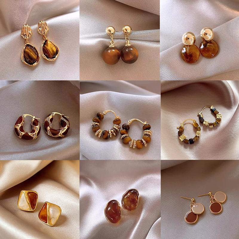 Maillard Retro Coffee Earrings Vintage Hong Kong Luxury Studs Chic Versatile Accessories for Women