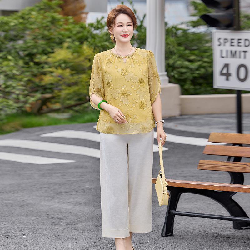 Mom's Elegant Chinese Style Two-Piece Set: Summer Fashionable Three-Quarter Sleeve Top for Middle-Aged and Elderly Women (2026).